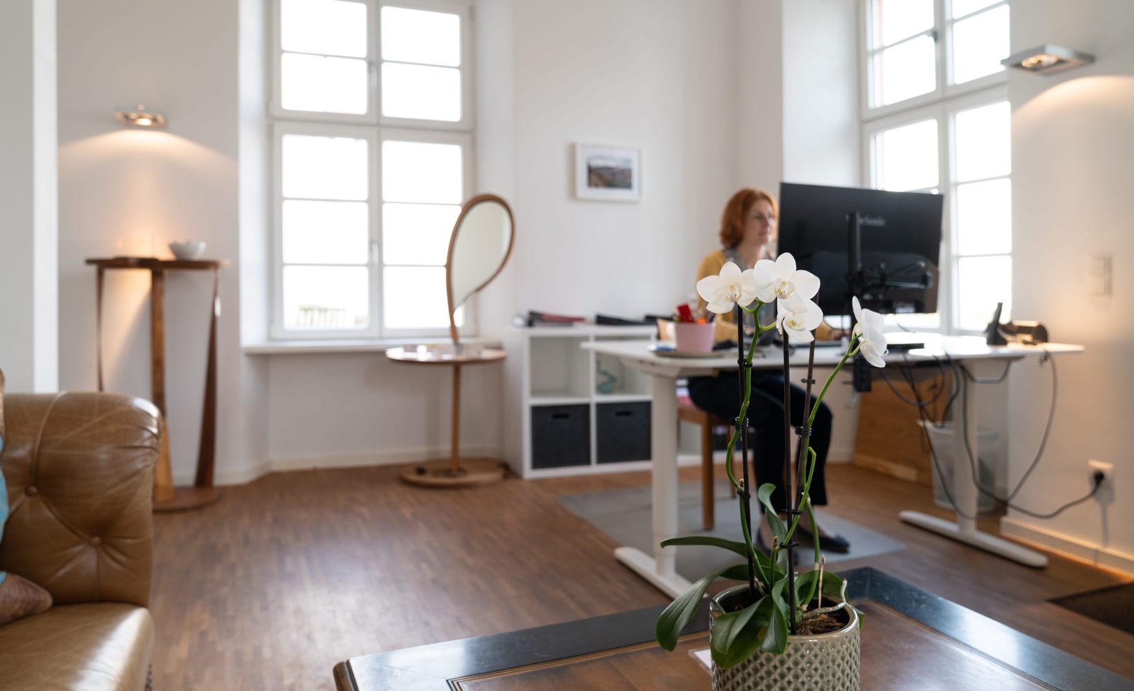 Foto einer Mitarbeiterin im Büro