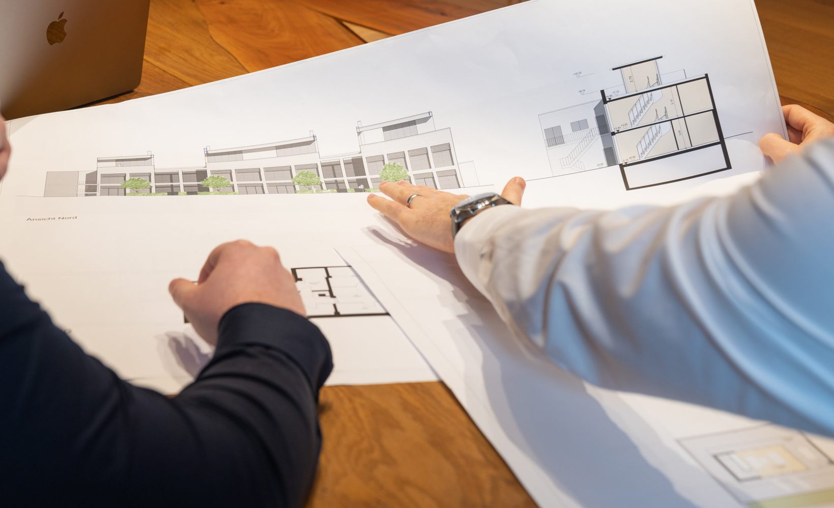 Beratungssituation vor Grundriss